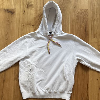 Weisser Kapuzenpullover mit Kordeln