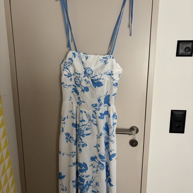 Blau-weisses Sommerkleid