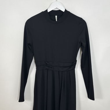 Robe noire à manches longues