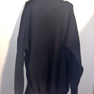 Schwarzer Pullover