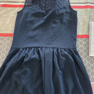 Marineblaues ärmelloses Kleid