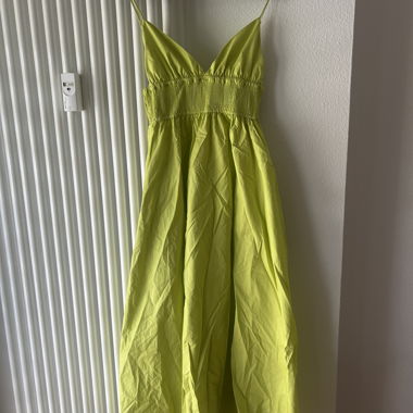 Nuovo abito midi verde lime di Zara (100% cotone)