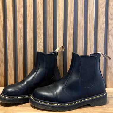 Bottes Chelsea Dr. Martens véganes en noir