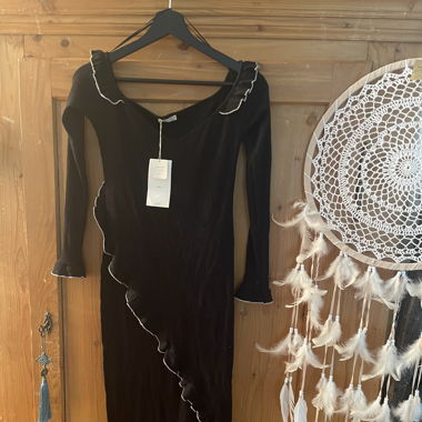 Asymmetrisches schwarzes Kleid