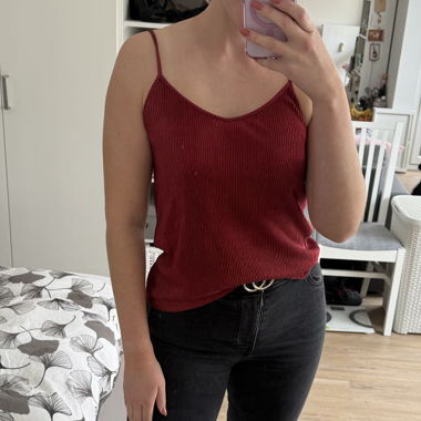 Rotes schimmerndes Top