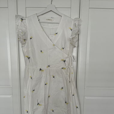 Romantisches Sommerkleid mit Rüschen & Stickerei