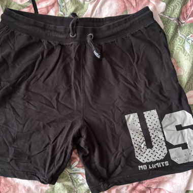 Pantaloncini neri con grafica