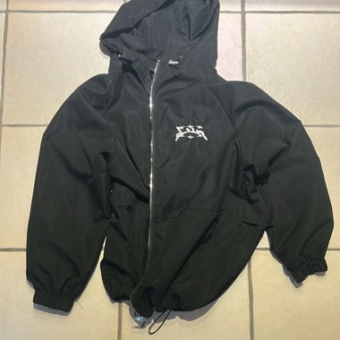Schwarze Windjacke mit Kapuze