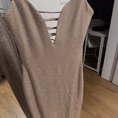 Glitzerndes Abendkleid mit Beinschlitz
