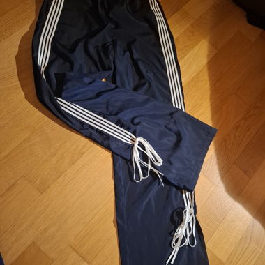 Pantaloni da tuta Edikted con fiocchi