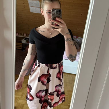 Abito con gonna floreale e top scollato sulle spalle