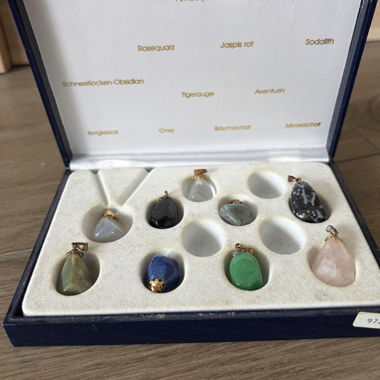 Set di ciondoli con pietre preziose