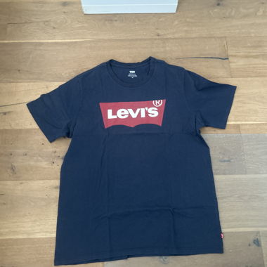 Navy Levi's T-Shirt