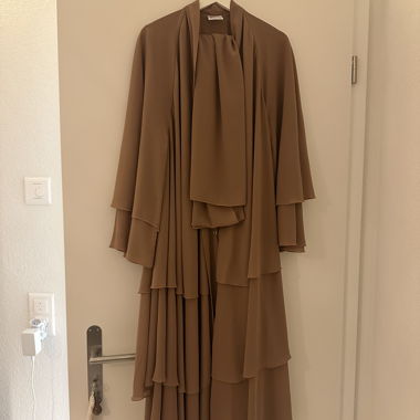 By Hasanat Abaya mit passendem Hijab, braun, Grösse 52