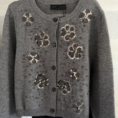 Cardigan lavorato a maglia con perline decorative