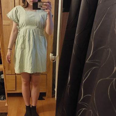 Minzfarbiges Leinenkleid