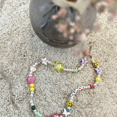 Kette mit verspielten Perlen