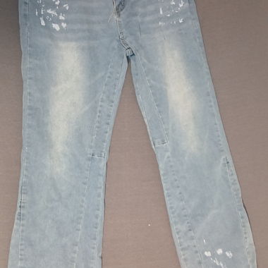 Jeans azzurro chiaro con macchie di vernice