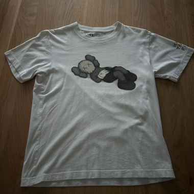 T-shirt UNIQLO KAWS blanc