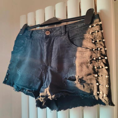 Short en jean déchiré et clouté Pull&Bear noir délavé