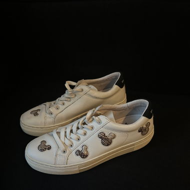 MOA Sneakers