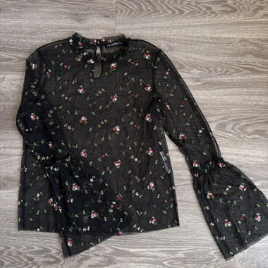 Haut noir transparent à fleurs