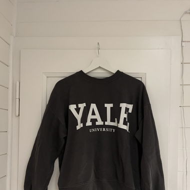 Yale Logo Pullover