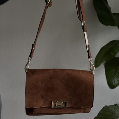 Sac bandoulière marron en imitation daim
