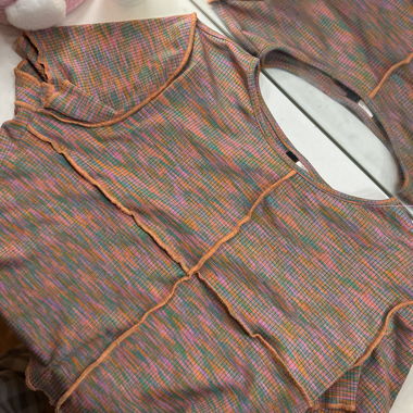 Top multicolore con volant