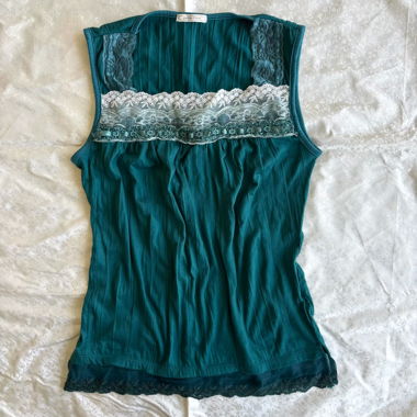 “My petite flute” lace mesh trim floral top
