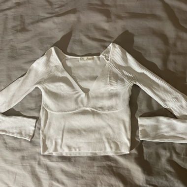 Maglione bianco con un bel scollo