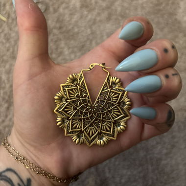 AskansEmbla gold-colored mandala earrings, Hlngers