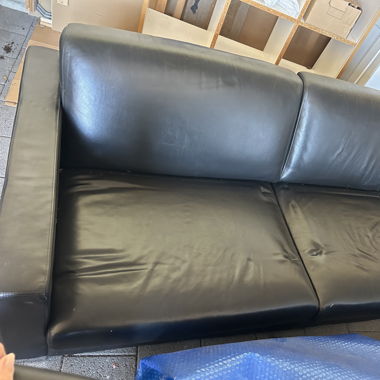 Schwarzes Ledersofa
