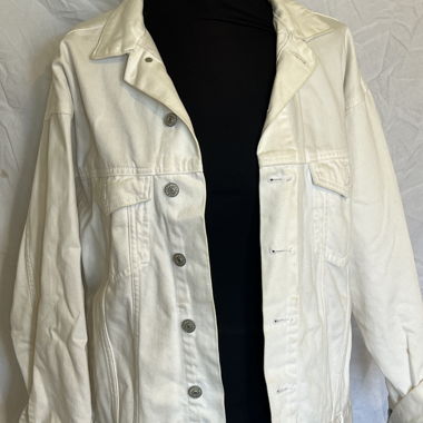 H&M Jeansjacke mit handbesticktem Rückenmuster 