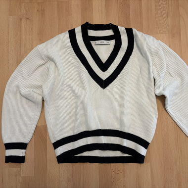 Weisser Pullover aus Strick mit Schwarz