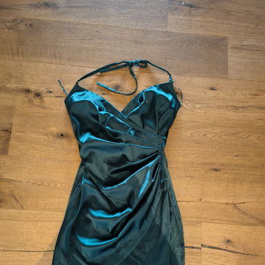 Grünes Satin Kleid