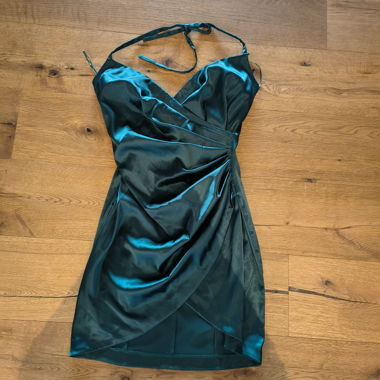 Grünes Satin Kleid