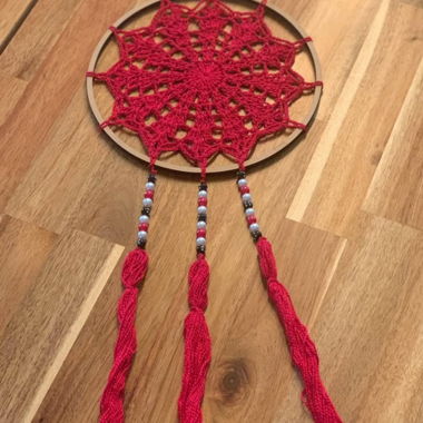 Attrape-rêves au crochet rouge fait main