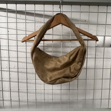 Borsa a tracolla beige in finta pelle scamosciata