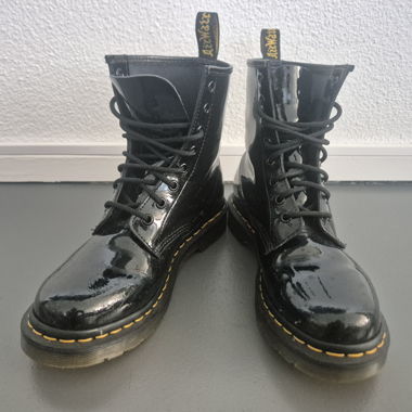 Dr. Martens Boots (EU 39 / UK 6)