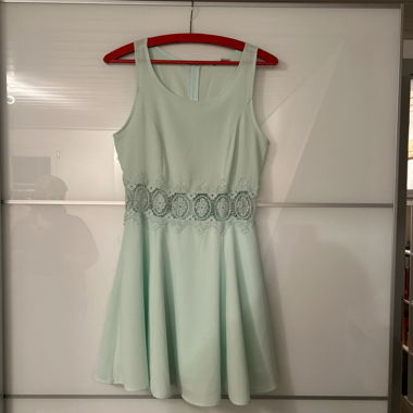Pastellblaues Sommerkleid
