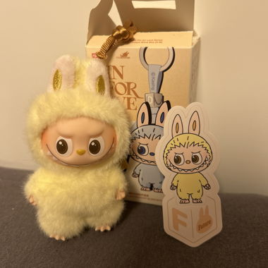 Pin Labubu lettera f