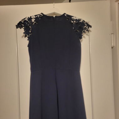 Dunkelblaues Sommerkleid