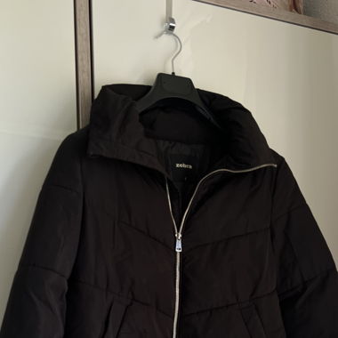 Schwarze Jacke für den Winter 
