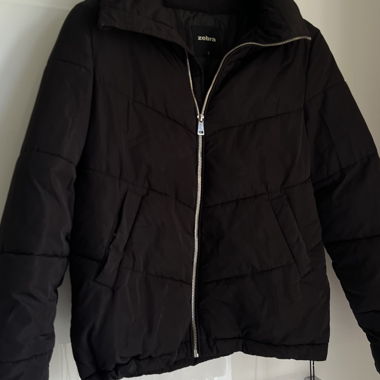 Schwarze Jacke für den Winter 