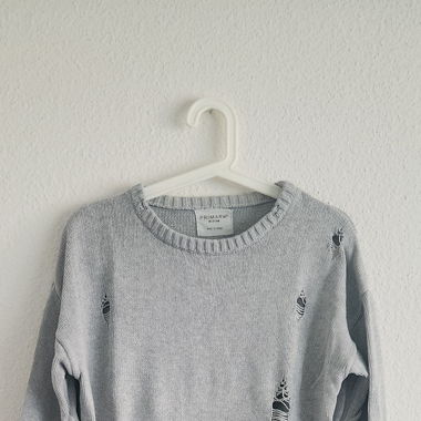 Pullover mit risse