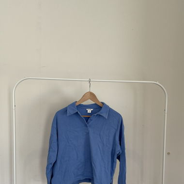 blauer Pullover mit Kragen