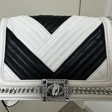 Schwarz-weisse Schultertasche mit Kette