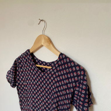 langes T-Shirt indienstyle dunkelblau mit Blumen