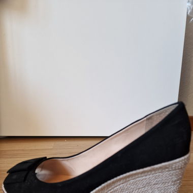 Chaussures bouts ouverts en suède noir Cosmoparis